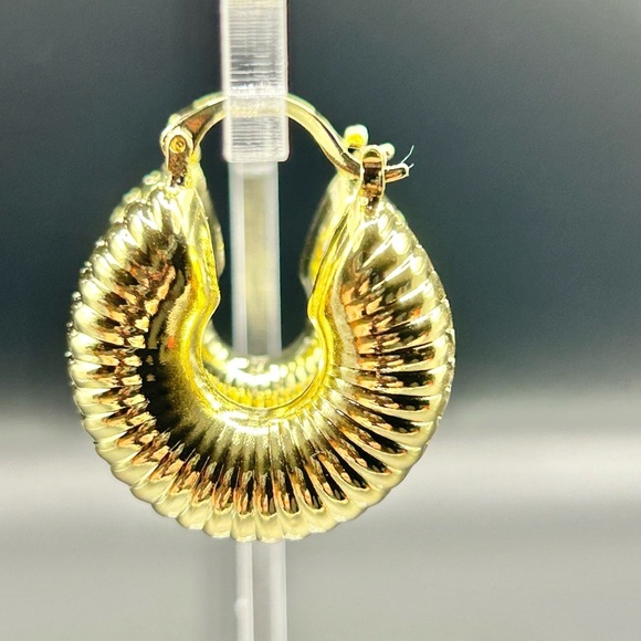 18K Gold Plated Chunky Gold  Hoop Earrings - Picture 2 of 3